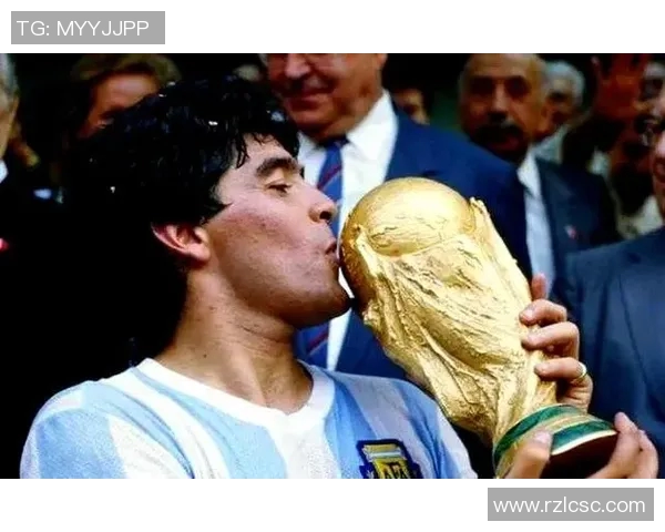 去年足球界震惊的消息一位传奇明星的离世引发全球哀悼